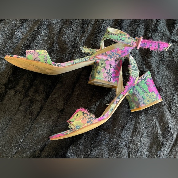 Marc Fisher Women's Floral Pink and Purple Sandals. Size 9M - Picture 4 of 6